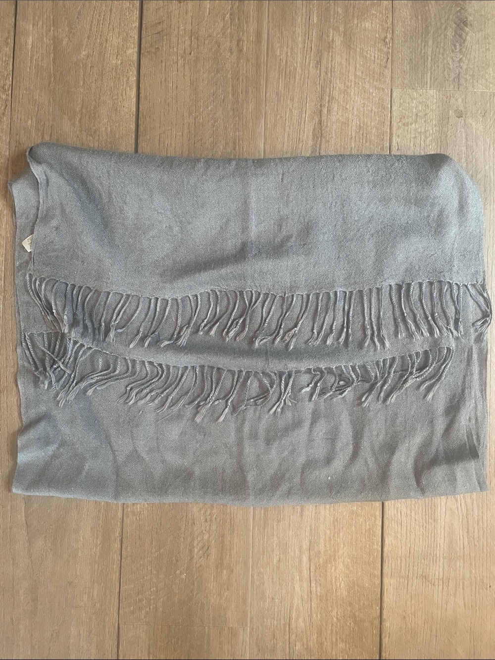 Women’s gray scarf/pashmina